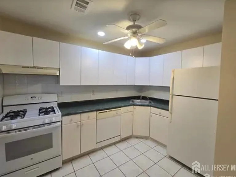 334 College Dr — Photo 10
