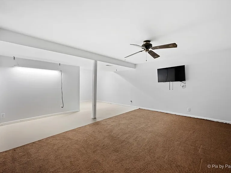 702 N View St — Photo 24