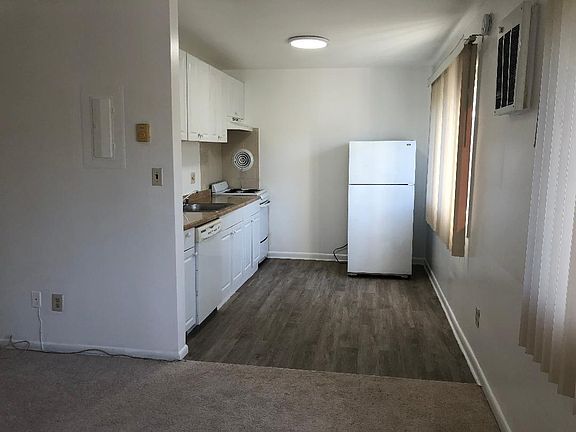4th image of 2132 19th St N APT 303