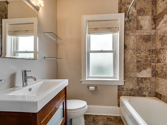 3rd image of 2530 W Argyle St #3