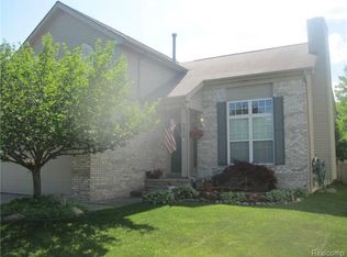 3015 Talon Cir, Lake Orion, MI 48360