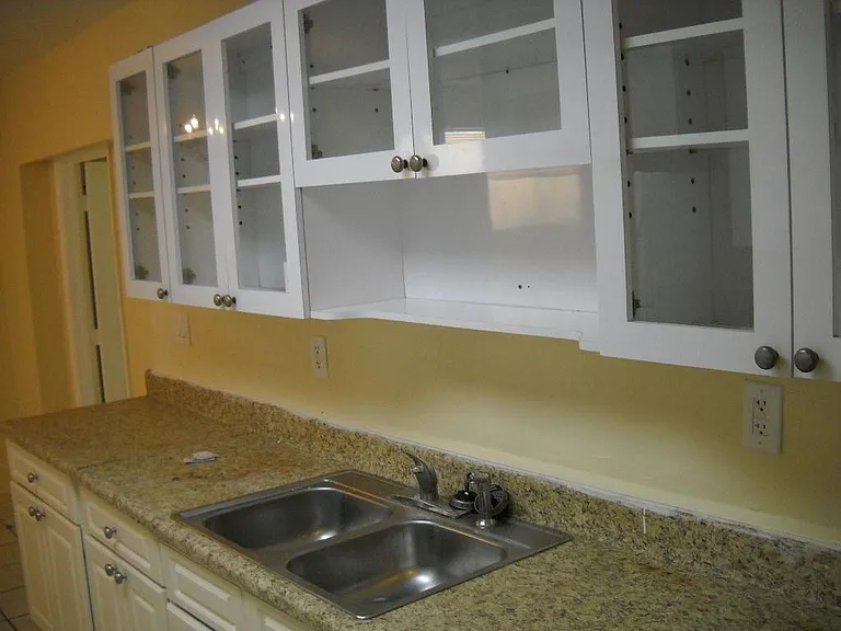 560 SW 51st Ave — Photo 2