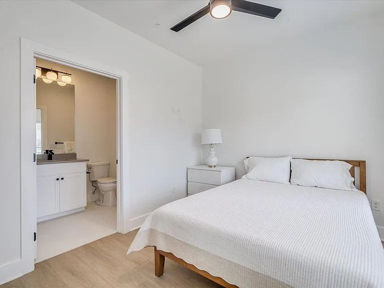 3000 Duval St #102 — Photo 14