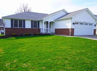 43 Snowberry Ln, East Amherst, NY 14051