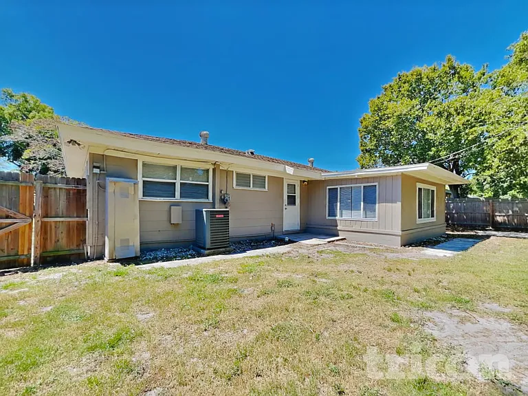 1604 Clark St — Photo 17