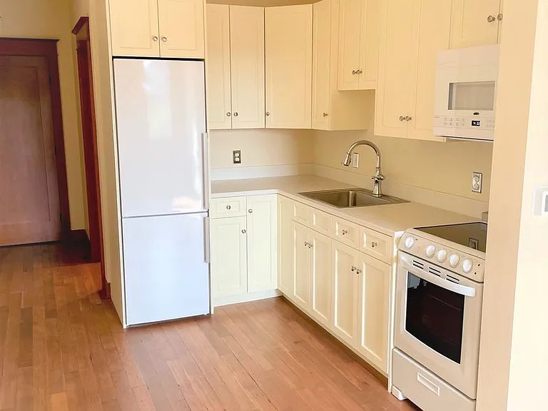 704 W Holly St — Photo 8