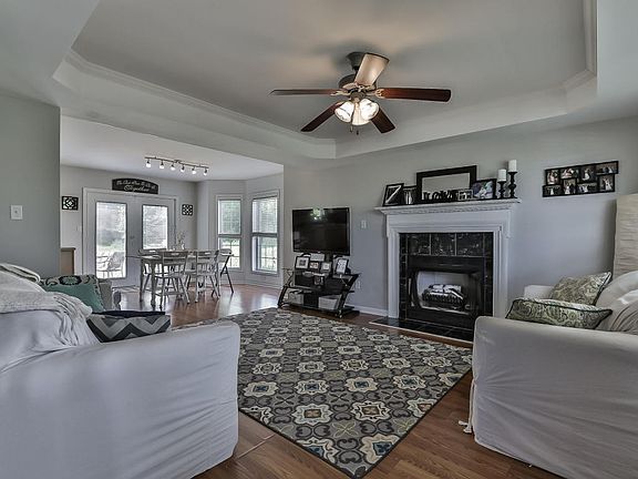 3rd image of 3198 Squire Cir