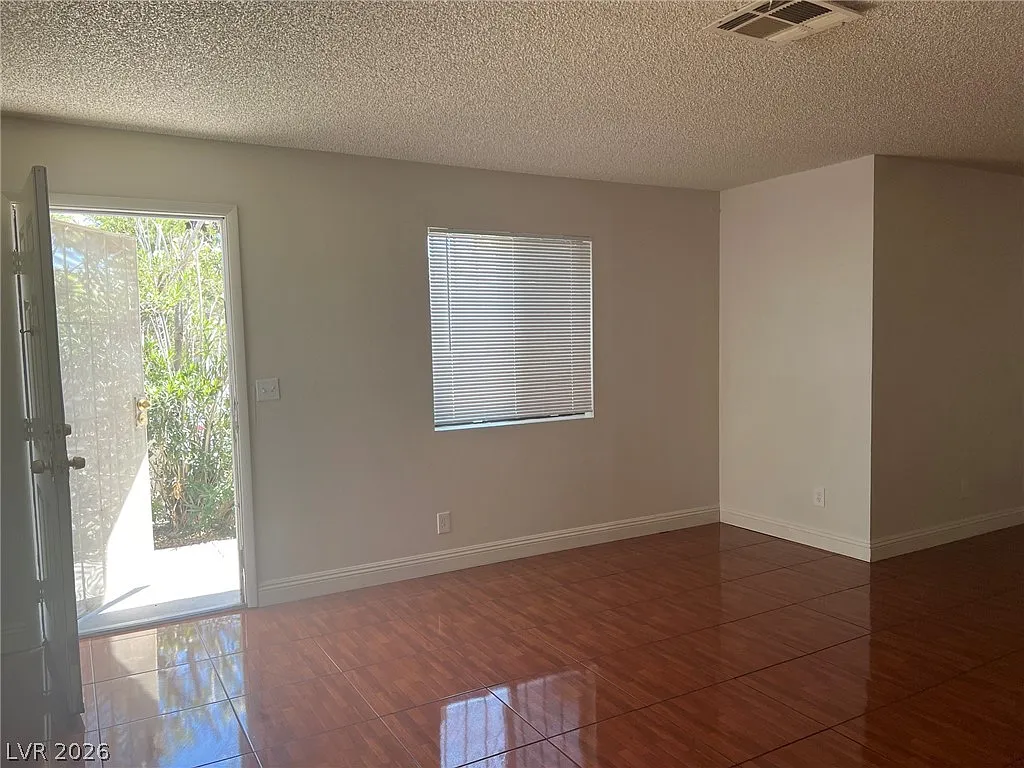 2 bed, 2.0 bath, 4232 sqft, $1,050 — Photo 3