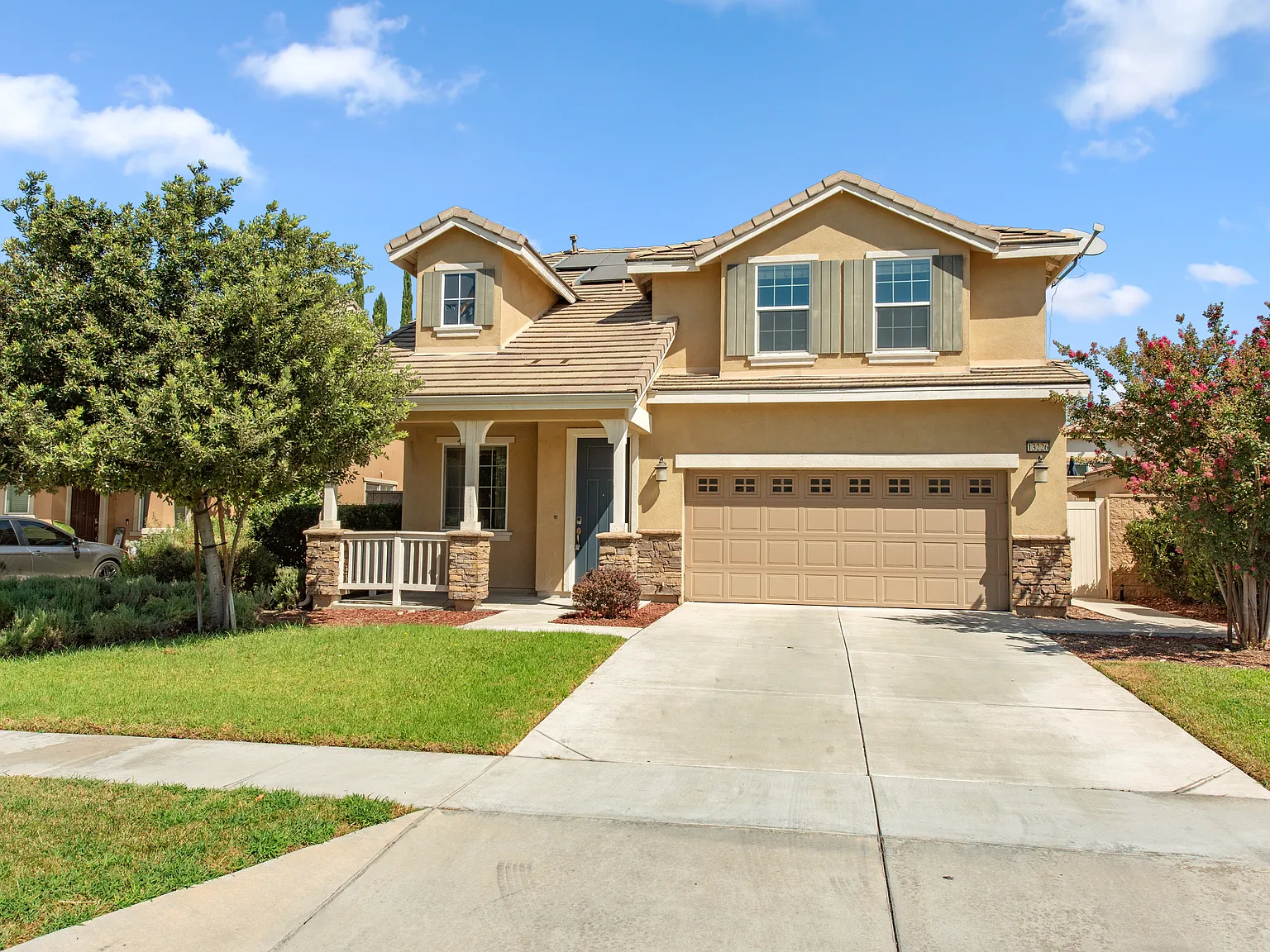 5 bed, 2330 sqft, $4,000 — Photo 2
