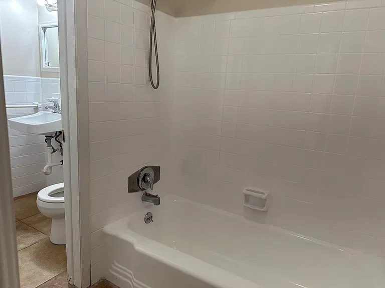 3721 Surrey Dr — Photo 10
