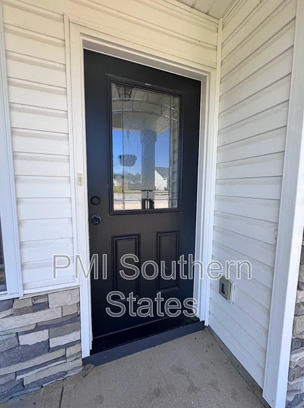 3 bed, 2.0 bath, 1899 sqft, $1,900 — Photo 2