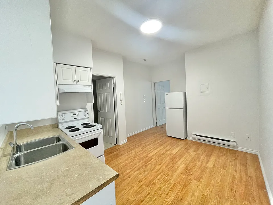 3290 Main St