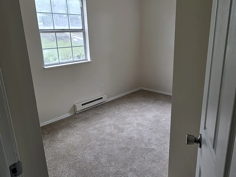 555 1/2 Canterbury Dr — Photo 21