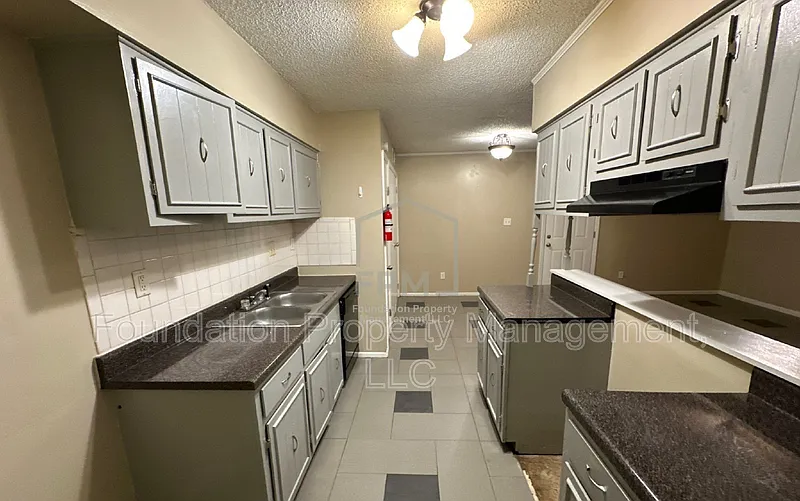 3 bed, 2.0 bath, 1117 sqft, $1,250 — Photo 3