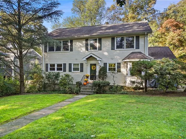33 Red Oak Lane, Mount Kisco, NY 10549