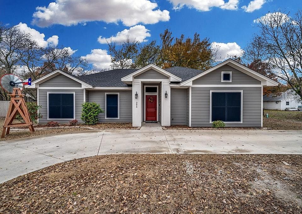 1st image of 305 Pecan St