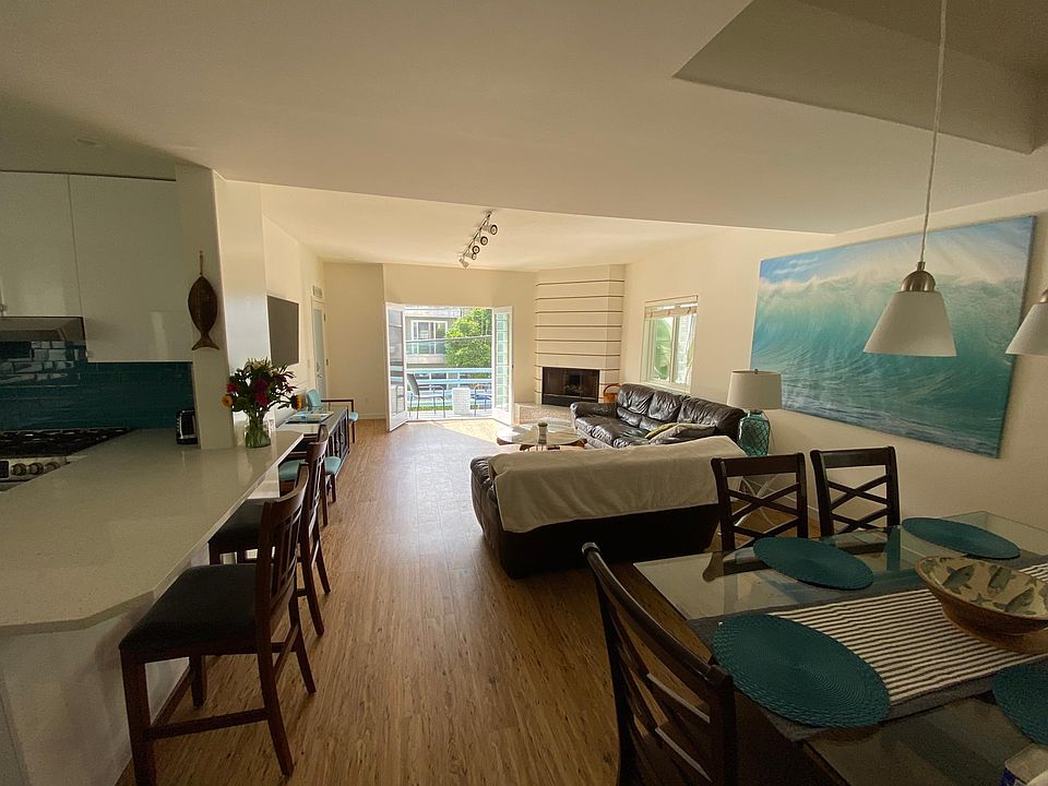 Living Room w Front Deck