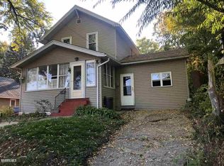 517 N 5th St, Savanna, IL 61074
