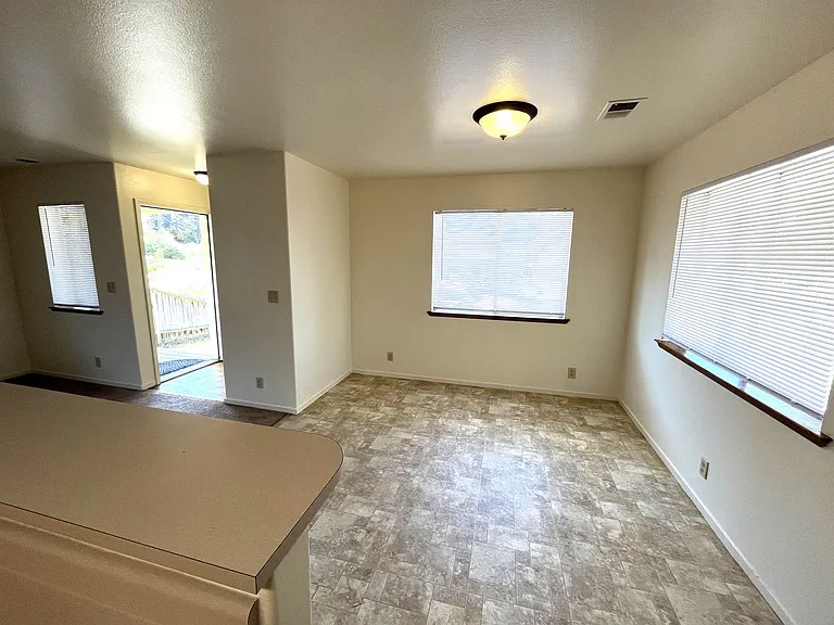 2025 Thiel Ave — Photo 4