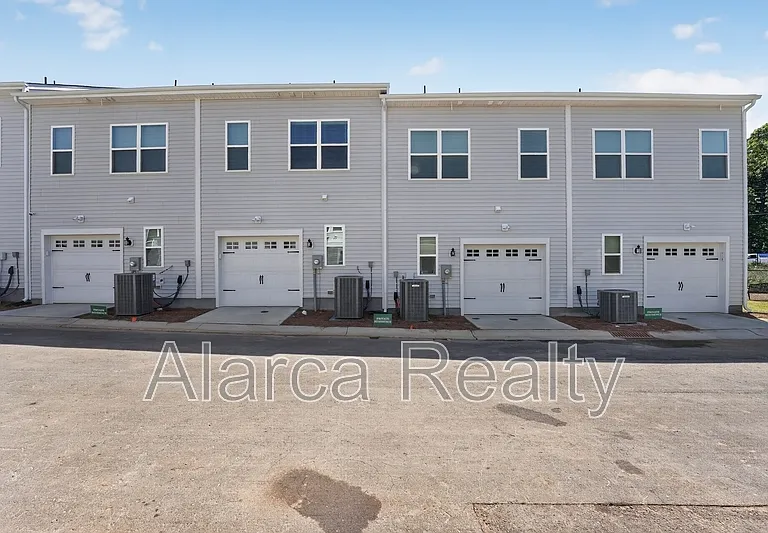2962 Sloan Dr — Photo 15