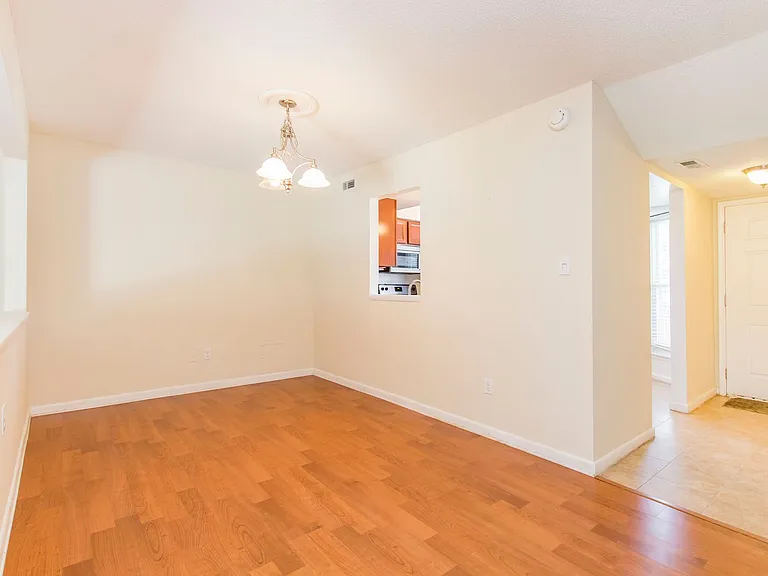 640 Counselor Sq — Photo 17