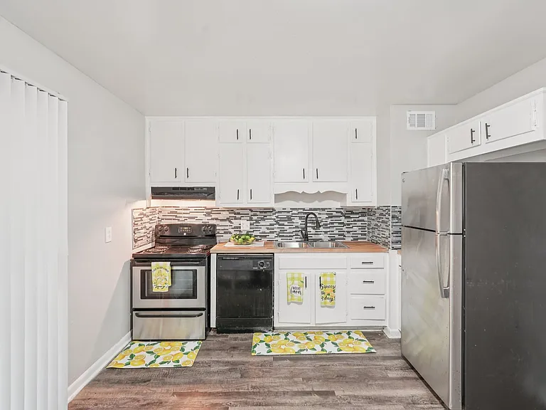 The Life at Arbor Creek Apartments — Photo 42