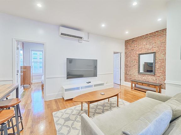 2nd image of 209-5 York St #3