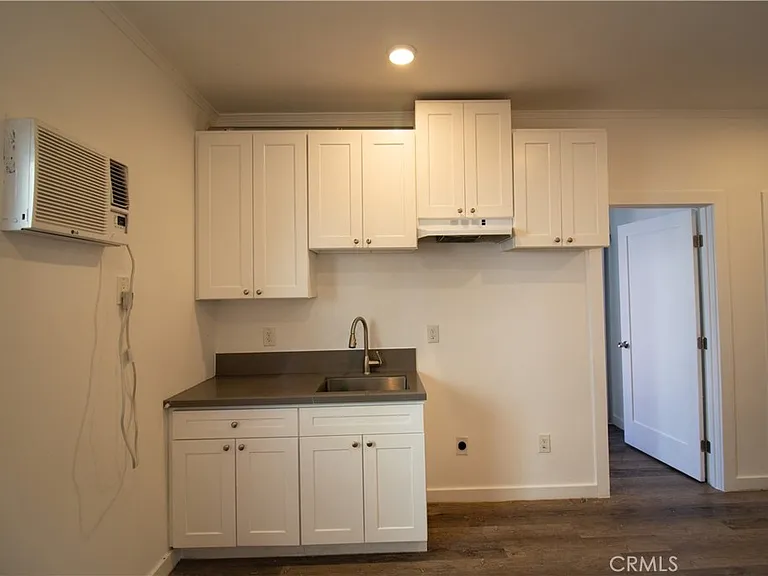 1411 S Burlington Ave #4 — Photo 2