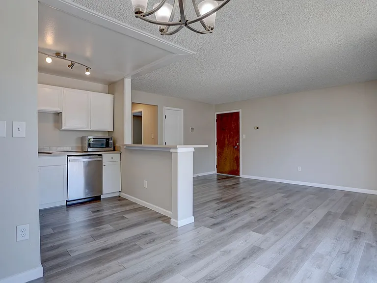 Caravelle Apartments — Photo 26