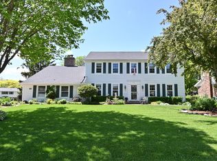 517 Bel Aire Dr, Thiensville, WI 53092
