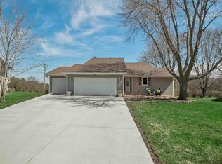 537 Saxony Ct, Chaska, MN 55318