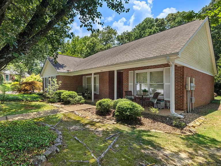 566 Homewood Dr — Photo 2