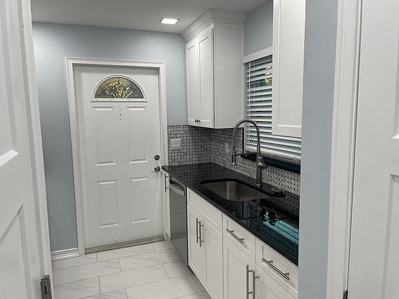 5th image of 1147 Victoria Dr #B-1