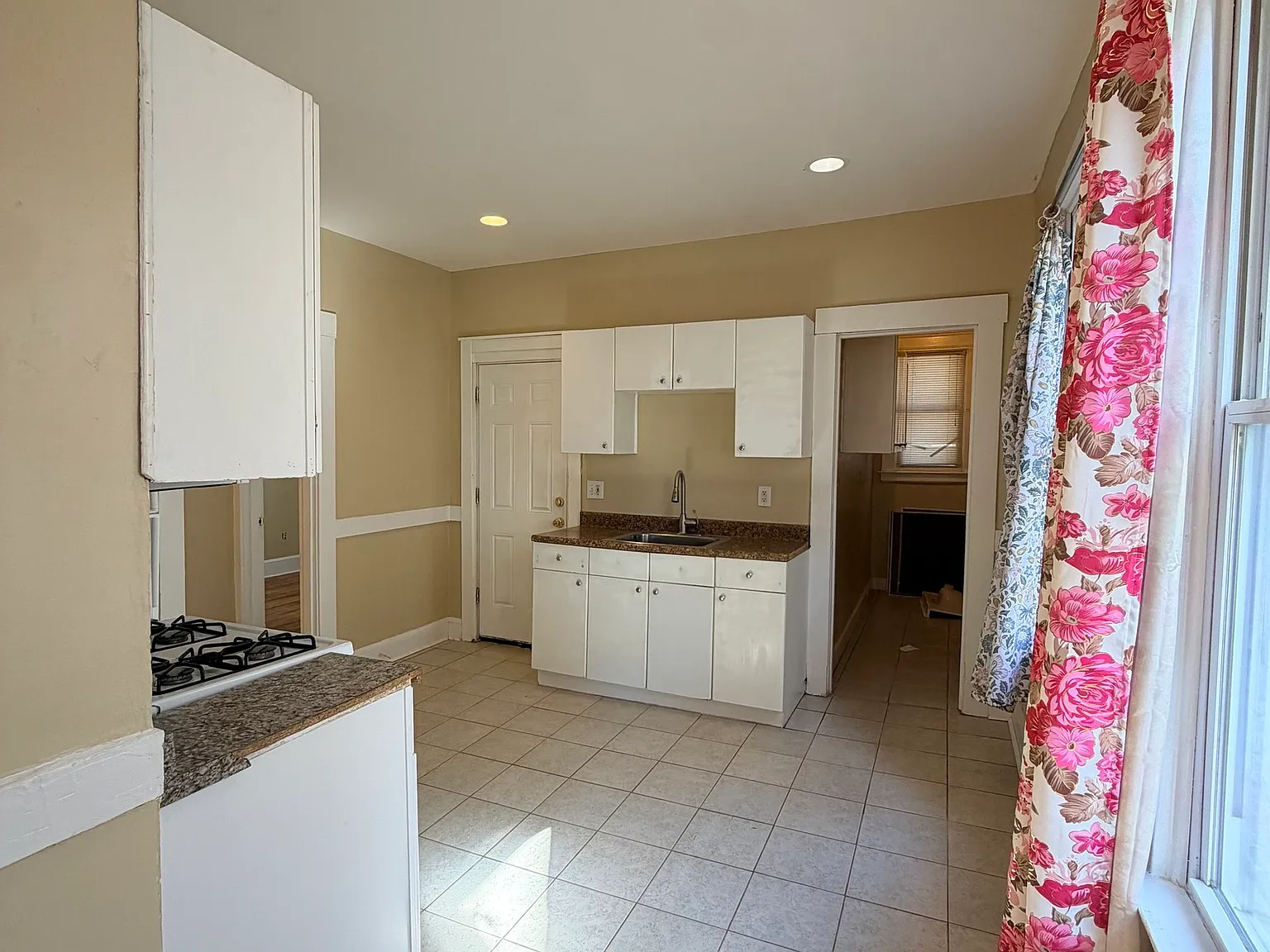 2 bed, 1.0 bath, 1670 sqft, $1,850 — Photo 2