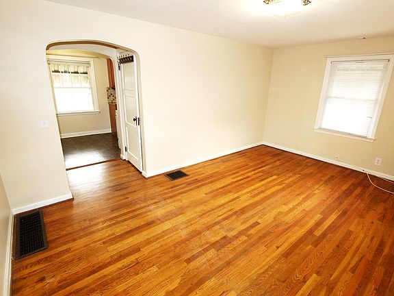 5th image of 629 E Royal Forest Blvd