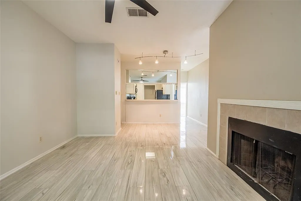 2 bed, 2.0 bath, 904 sqft, $2,100 — Photo 2
