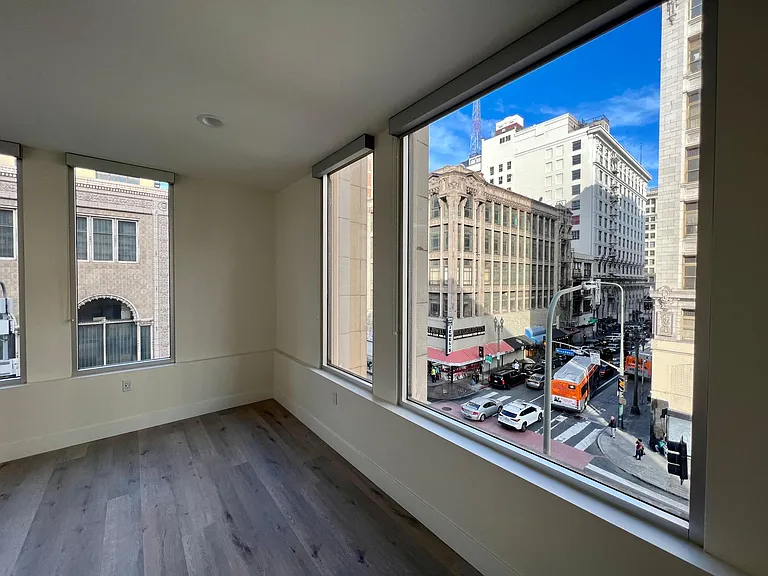 314 W 6th St #305 — Photo 29