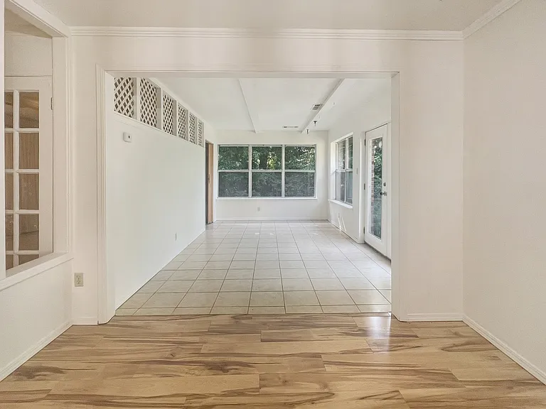2604 NE Garden Ln — Photo 9