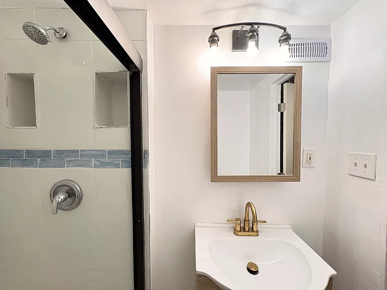 1045 Flemington St — Photo 6