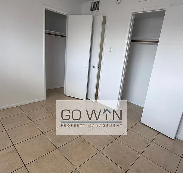 1626 W Denton Ln — Photo 10