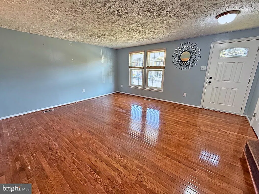 3 bed, 2.0 bath, 1560 sqft, $2,300 — Photo 2