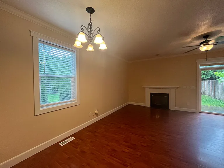 1242 SE Roberts Ave — Photo 4