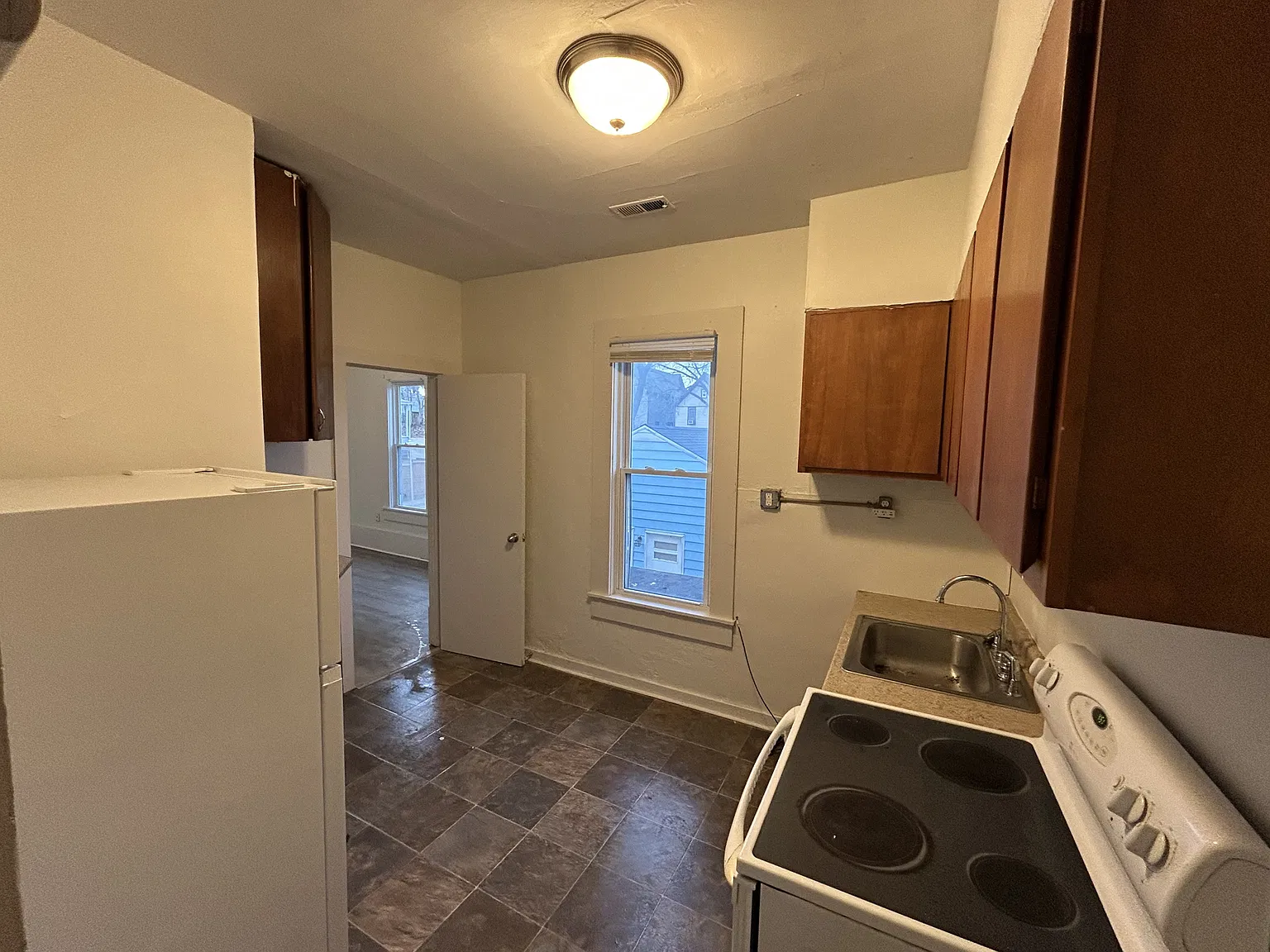 1080 Wilson - 1082 1/2 — Photo 3