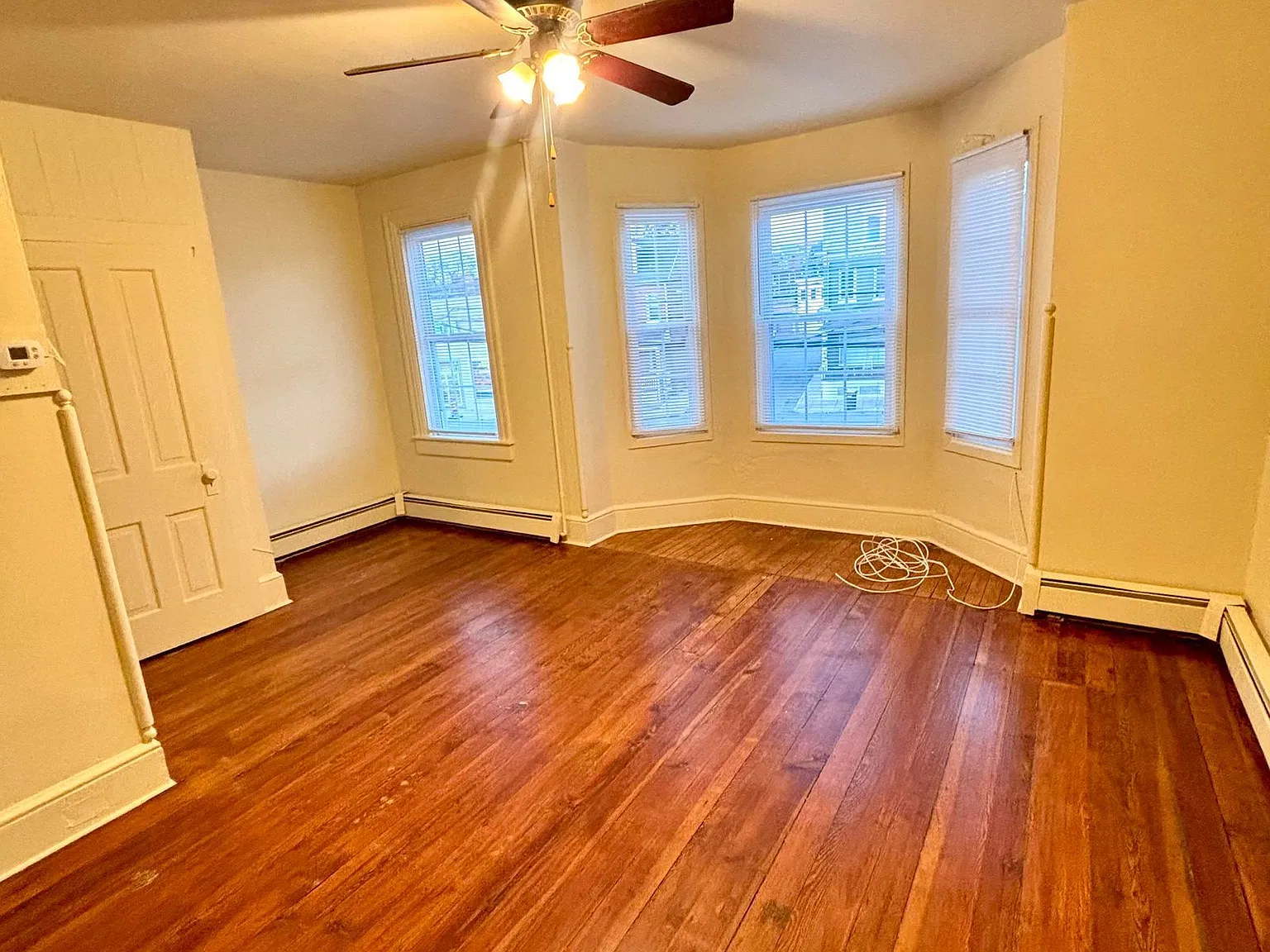 3 bed, 1.0 bath, 1120 sqft, $1,425 — Photo 3