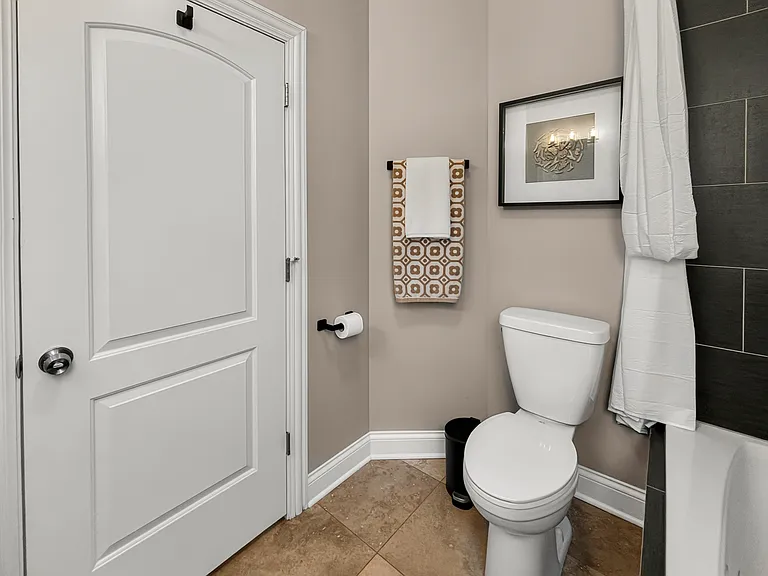 1357 N Rockwell St #1 — Photo 13