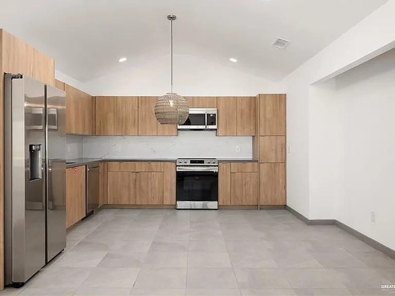 1316 E Hibiscus Ave — Photo 11