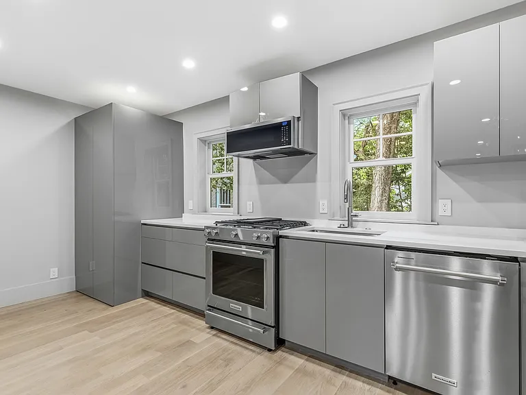 413 8th St NE #B — Photo 3