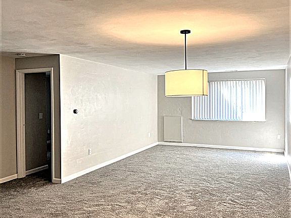 Living Room w/ beautiful natural lighting