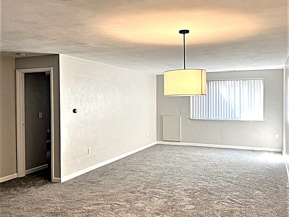 Living Room w/ beautiful natural lighting