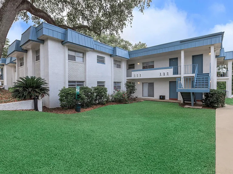Rolling Hills Apartments — Photo 10